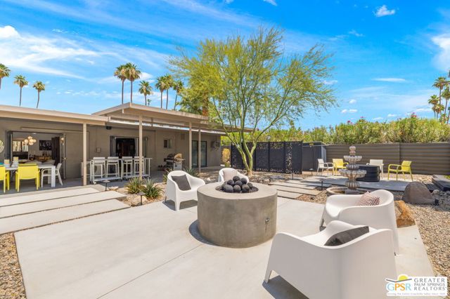 1251 E San Lorenzo Road, Palm Springs CA: https://media.crmls.org/mediaz/1681f080-9543-4937-989c-635a77125034.jpg