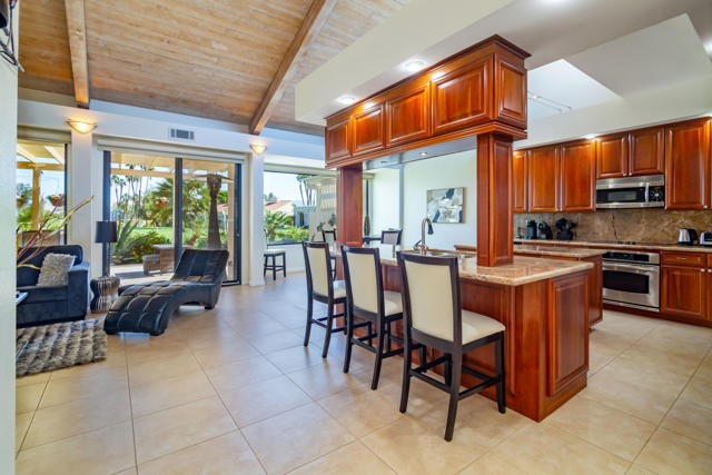 628 Hospitality Drive, Rancho Mirage CA: https://media.crmls.org/mediaz/16825083-13ea-4035-bd70-55911c236fb7.jpg