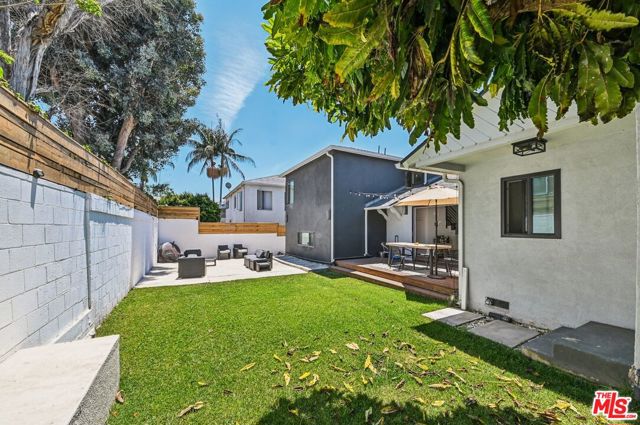 885 Kincaid Avenue, Inglewood CA: https://media.crmls.org/mediaz/1682712a-9dee-435d-9c23-9097fa145c55.jpg