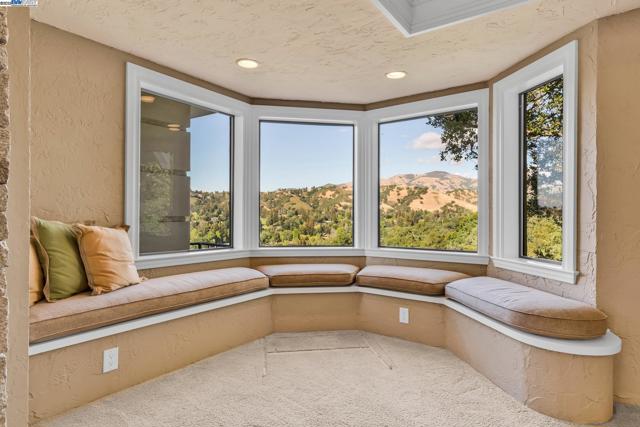 219 Valley Oaks Dr, Alamo CA: https://media.crmls.org/mediaz/1682ab57-2adc-4a37-ac0e-def58d7a95f1.jpg