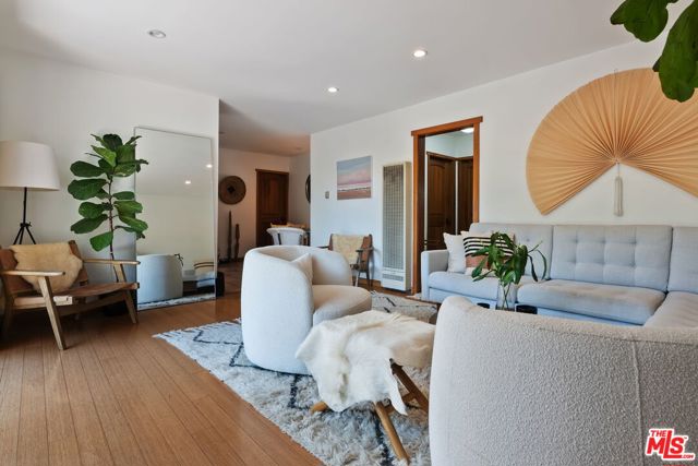 2702 11th Street, Santa Monica CA: https://media.crmls.org/mediaz/1682b702-2470-4811-ada3-dd6103d42513.jpg
