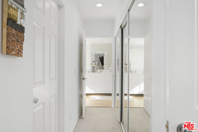 1708 Clear View Drive, Beverly Hills CA: https://media.crmls.org/mediaz/16836876-0007-4305-888f-7537d438d363.jpg