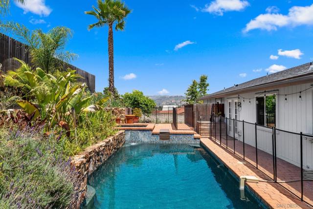 925 Moody Dr, Escondido CA: https://media.crmls.org/mediaz/16837401-b3e6-4571-9075-cc105e735669.jpg
