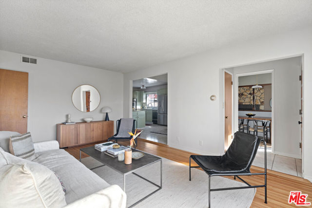 4242 Grand View Boulevard, Los Angeles CA: https://media.crmls.org/mediaz/16839846-e3c3-4071-bbec-a137874c6405.jpg