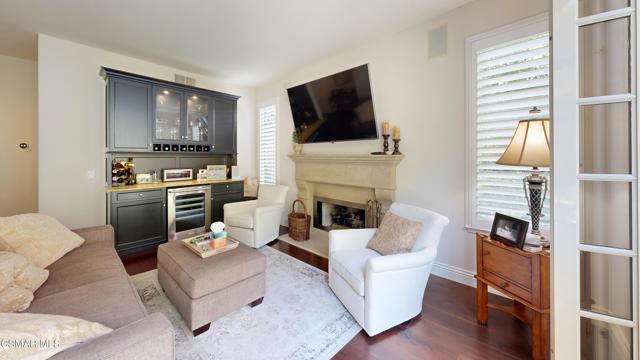 2343 Solway Court, Thousand Oaks CA: https://media.crmls.org/mediaz/1683c3c8-e48b-447e-94b9-bb11a9391bce.jpg