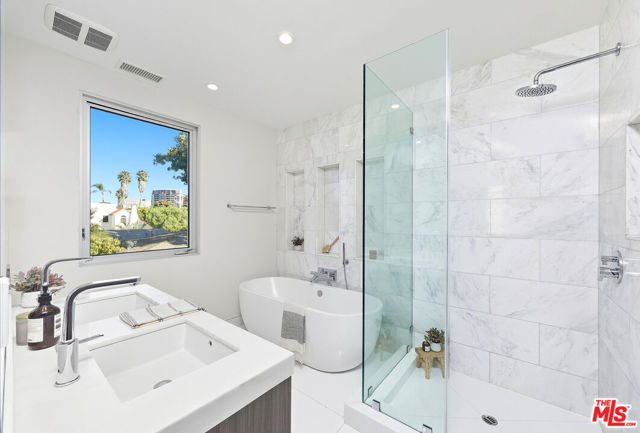 653 Oxford Ave, Venice CA: https://media.crmls.org/mediaz/16849a0d-b228-4d27-96b5-31a4fb1f9976.jpg