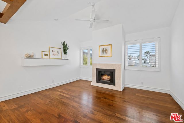 17 20th Avenue, Venice CA: https://media.crmls.org/mediaz/16852e72-d4d2-41ca-b7f7-0b6c47644030.jpg