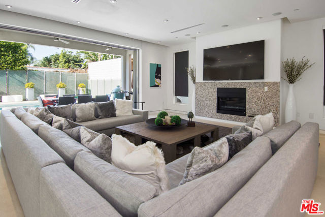 429 N Sweetzer Avenue, Los Angeles CA: https://media.crmls.org/mediaz/16854b8e-16eb-47fc-9b0d-be8845ea127f.jpg