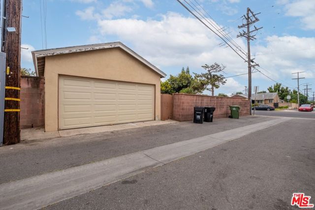 10725 S 8th Avenue, Inglewood CA: https://media.crmls.org/mediaz/16855027-acb1-4f7a-af70-58274844075f.jpg