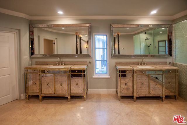 3501 Caribeth Drive, Encino CA: https://media.crmls.org/mediaz/168600db-f6c0-40be-8790-28bd07beab26.jpg