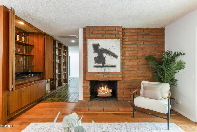 5766 Briartree Drive, La Canada Flintridge CA: https://media.crmls.org/mediaz/16865520-f373-41ef-82a2-f91b3cb2ea8e.jpg