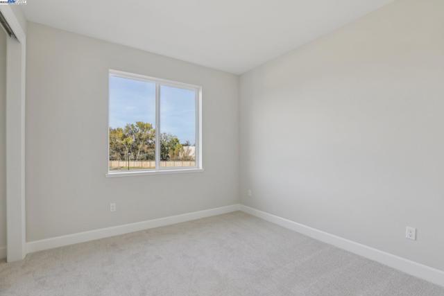 109 Creek View Cir, Fairfield CA: https://media.crmls.org/mediaz/16867ab4-3c94-46e7-9167-c9163ceada73.jpg