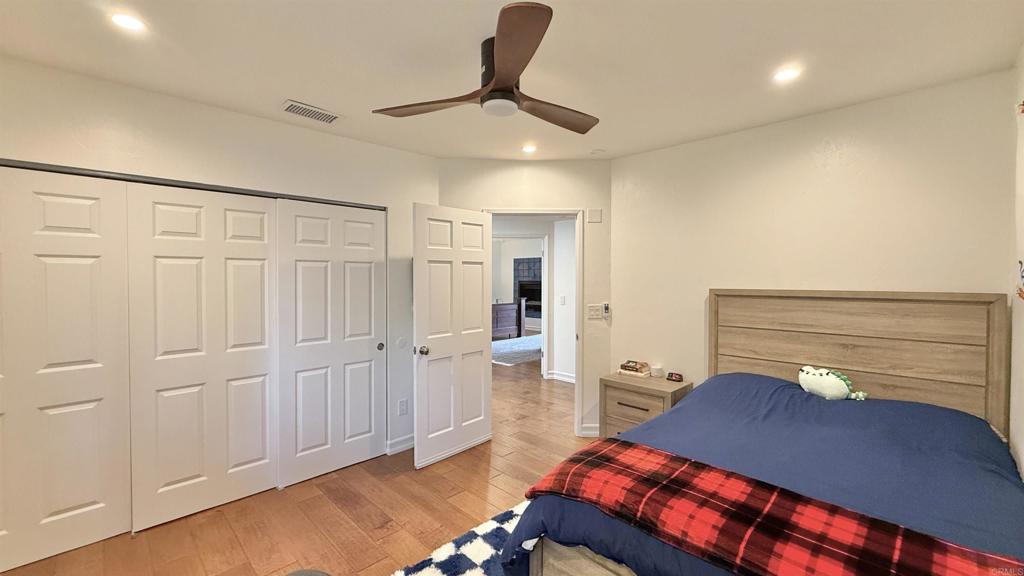 https://media.crmls.org/mediaz/168683e1-58b6-4efb-9087-beed19e86304.jpg?preset=X-Large