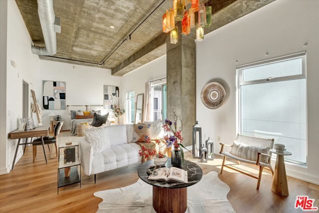 645 W 9th Street, Los Angeles CA: https://media.crmls.org/mediaz/1686cae9-ff73-4c86-8242-e7994d97c981.jpg