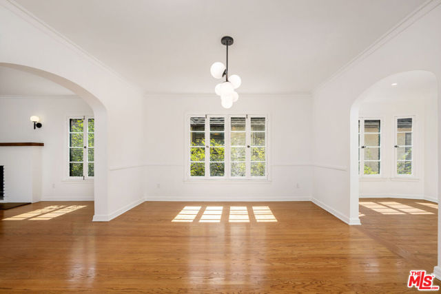 135 N Orange Drive, Los Angeles CA: https://media.crmls.org/mediaz/16874893-7e1e-42f0-99ea-72fa5c605099.jpg