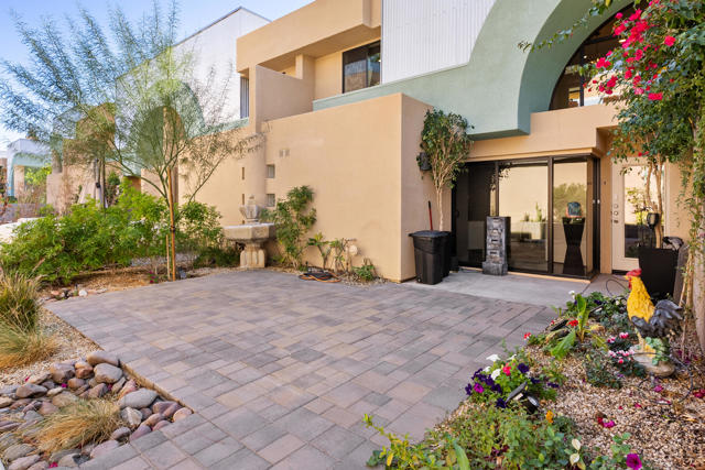 100 E Stevens Road, Palm Springs CA: https://media.crmls.org/mediaz/16891508-dec4-4256-afb1-d3c592da1b83.jpg