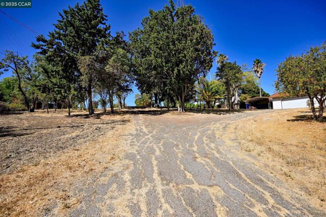 1051 Tilley Cir, Concord CA: https://media.crmls.org/mediaz/16897a20-009e-4ae4-8dc1-26d7e7da4c16.jpg