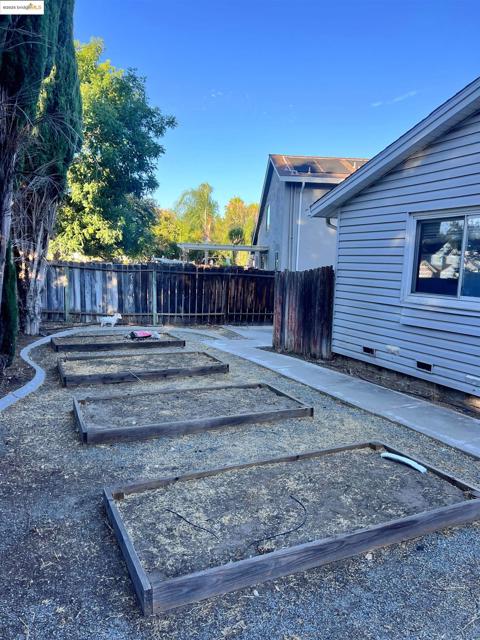 19 LISA COURT, Brentwood CA: https://media.crmls.org/mediaz/168be433-fe61-4bc4-b6a0-28aa3779ca2f.jpg