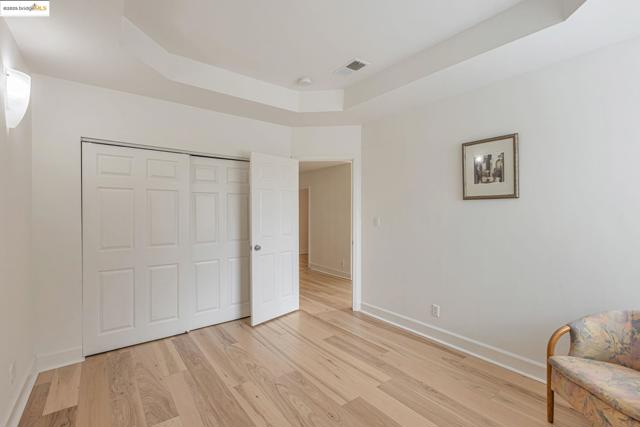 2033 Clement St, San Francisco CA: https://media.crmls.org/mediaz/168bfd3b-951d-482e-8159-17ef22ec706b.jpg