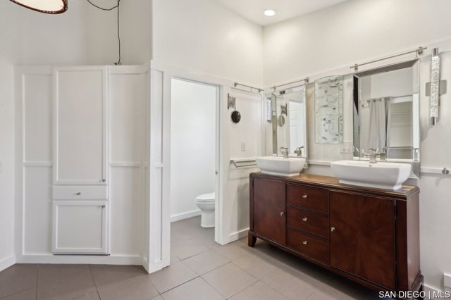25 Villa Roma, Lake Elsinore CA: https://media.crmls.org/mediaz/168c0796-413d-4900-a39b-9690f6276780.jpg