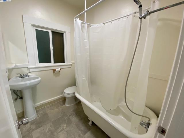 2004 Park Blvd, Oakland CA: https://media.crmls.org/mediaz/168ce34f-ae77-4154-89ce-0d755a0eee7f.jpg