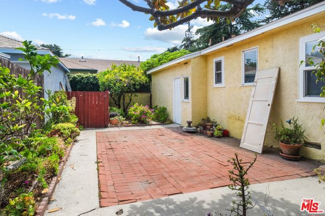 9620 Braddock Drive, Culver City CA: https://media.crmls.org/mediaz/168d8a1a-606c-41ea-996a-c0e76975dbf7.jpg