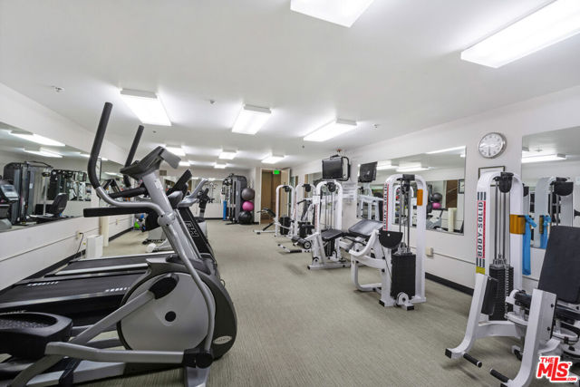 515 Ocean Avenue, Santa Monica CA: https://media.crmls.org/mediaz/168da673-0e6e-423f-9689-915f67e821c7.jpg