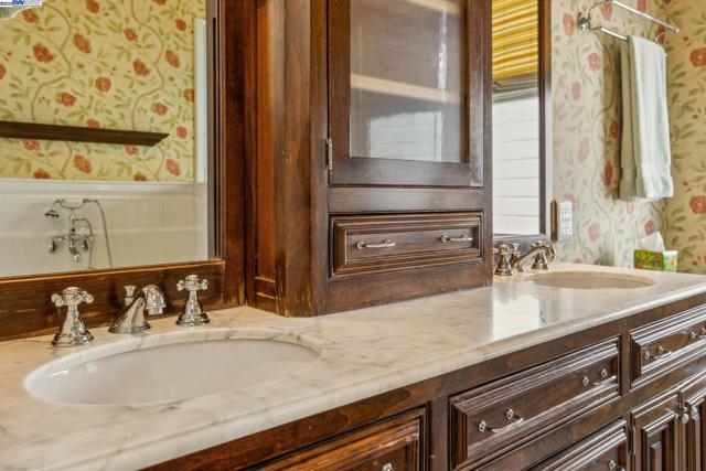 2070 Bush St, San Francisco CA: https://media.crmls.org/mediaz/168dd76d-a02e-4810-be89-82042d1ec325.jpg