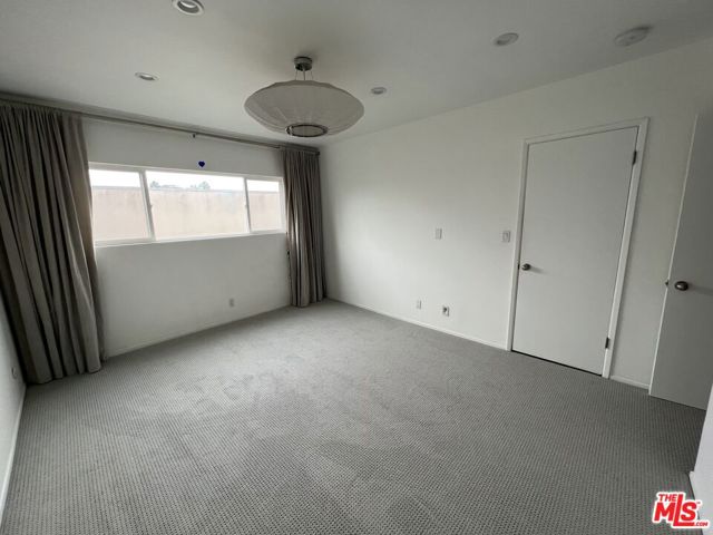 949 N Kings Road, West Hollywood CA: https://media.crmls.org/mediaz/168e4dc4-e9e8-4912-9a1b-b337f409ce1d.jpg