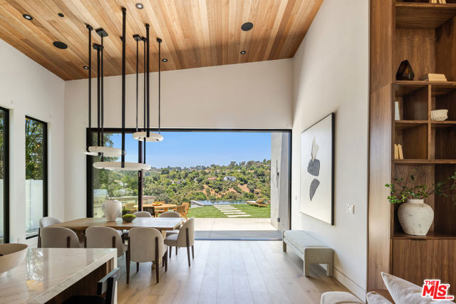 9715 Arby Drive, Beverly Hills CA: https://media.crmls.org/mediaz/168e4f80-a228-42bc-8695-666423473a3a.jpg