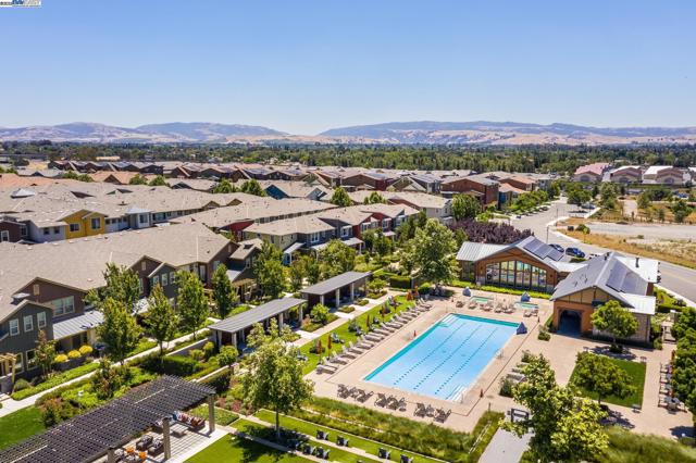 538 Sandalwood Drive, Livermore CA: https://media.crmls.org/mediaz/168eb411-2a2a-4193-9bb5-e6d30dddd97d.jpg