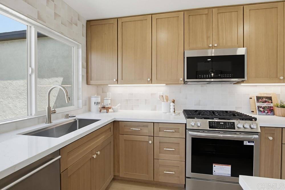 4614 Winona Avenue - photo 12