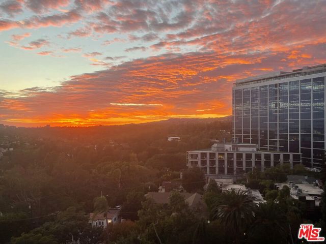 999 N Doheny Drive, West Hollywood CA: https://media.crmls.org/mediaz/168f54e1-4a51-42b7-9956-60bdecc9b9a0.jpg