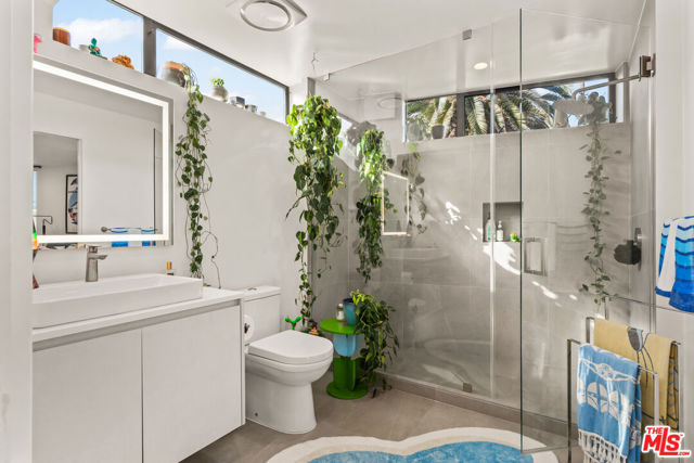 407 Rialto Avenue, Venice CA: https://media.crmls.org/mediaz/168f6ec8-4439-4cd9-b857-6892e85ac586.jpg