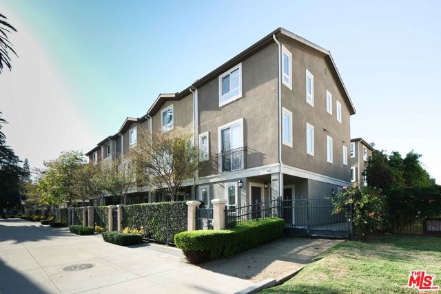 14661 Sherman Way, Van Nuys CA: https://media.crmls.org/mediaz/16907c98-f223-424e-9874-fb7374c825f3.jpg