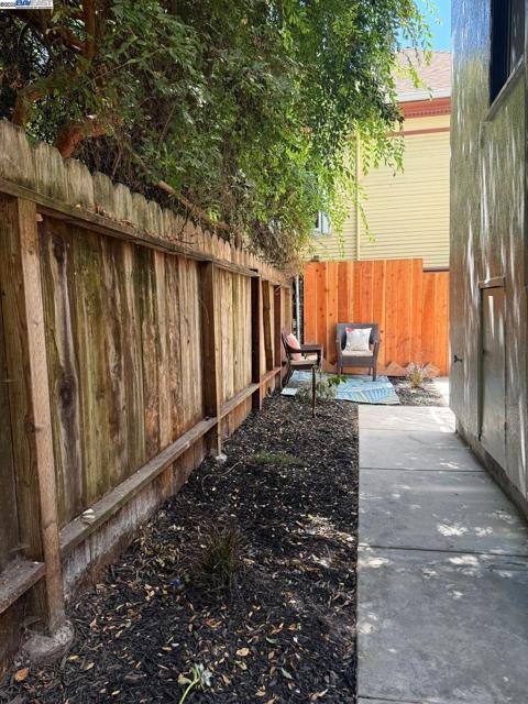 511 59Th St, Oakland CA: https://media.crmls.org/mediaz/1691ef51-a2f1-4f45-b511-78d3791fa890.jpg