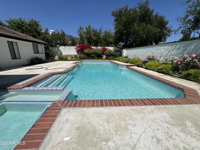 1142 Earlham Court, Oak Park CA: https://media.crmls.org/mediaz/16936c71-db94-403b-a2d8-7626c6cc511a.jpg