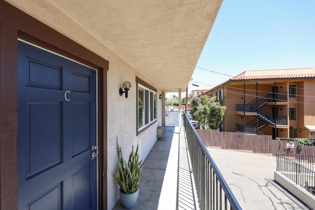 2040 Robinson - photo 17