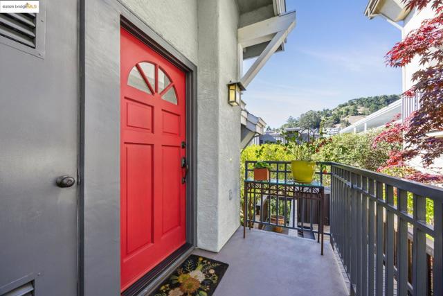 40 Spy Glass Hill, Oakland CA: https://media.crmls.org/mediaz/169435c2-1192-4625-a1d9-ba22a51f726c.jpg