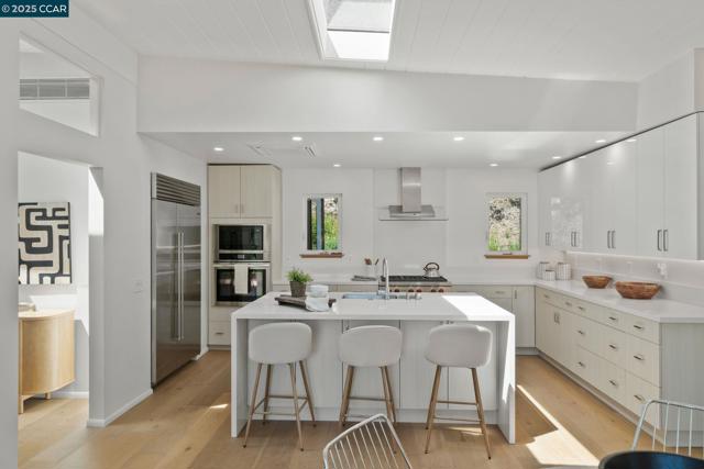 233 Melody Ln, Orinda CA: https://media.crmls.org/mediaz/1694f0eb-875e-43a3-b06b-bf356cee6fe7.jpg
