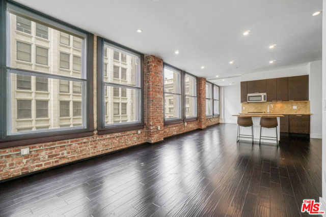 460 S Spring Street, Los Angeles CA: https://media.crmls.org/mediaz/16955394-2181-43cb-b413-ab44a28d9fd2.jpg