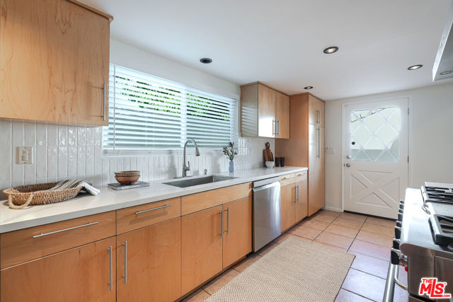 5056 Greenbush Avenue, Sherman Oaks CA: https://media.crmls.org/mediaz/1696dd88-480d-4ca4-9ff5-5eadeb0255d6.jpg