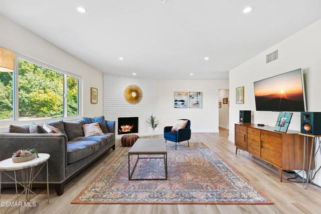 1953 Rayshire Street, Thousand Oaks CA: https://media.crmls.org/mediaz/16970528-eb68-4039-979b-c8d94024929e.jpg