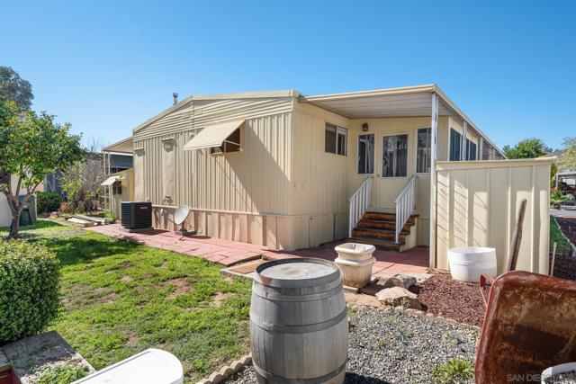 2700 Valley Parkway, Escondido CA: https://media.crmls.org/mediaz/1697210b-1195-49a5-8bd6-5115f481859a.jpg