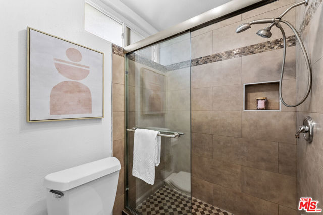 1885 Veteran Avenue, Los Angeles CA: https://media.crmls.org/mediaz/16973218-77d0-4262-a553-eb8182109246.jpg