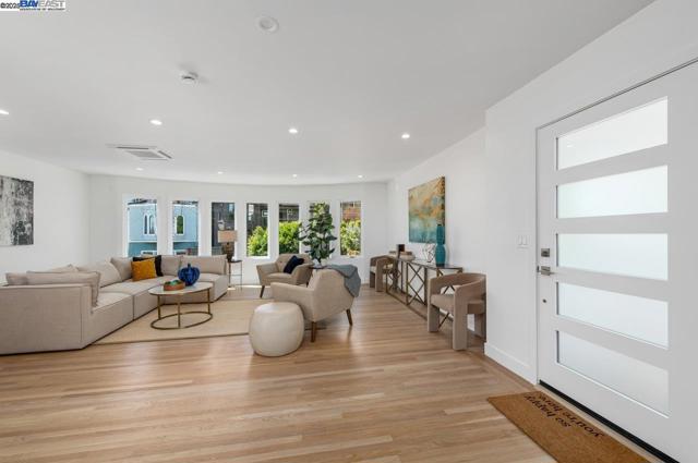 2356 15th St, San Francisco CA: https://media.crmls.org/mediaz/1699261f-5ccd-415d-8a3d-e5d95b6e2779.jpg