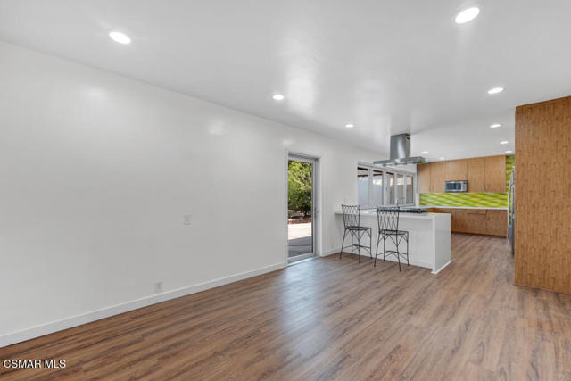 1558 Norwich Avenue, Thousand Oaks CA: https://media.crmls.org/mediaz/16992bfc-c570-4477-b3ee-08f97e501125.jpg