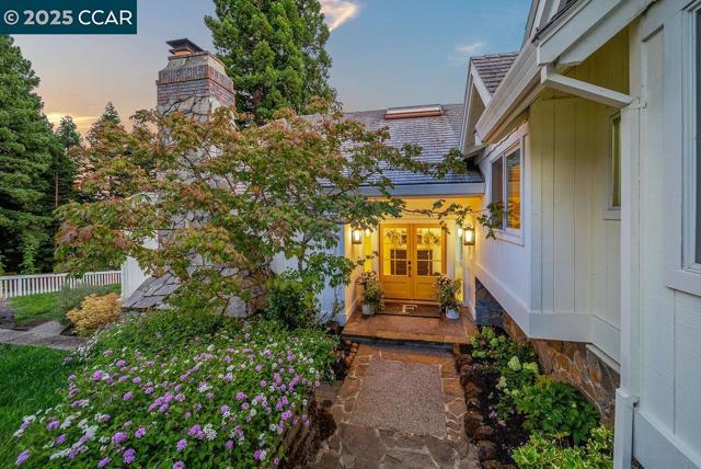 33 Los Arabis Circle, Lafayette CA: https://media.crmls.org/mediaz/169946a3-bd44-465e-acab-cd744c7fd4d6.jpg