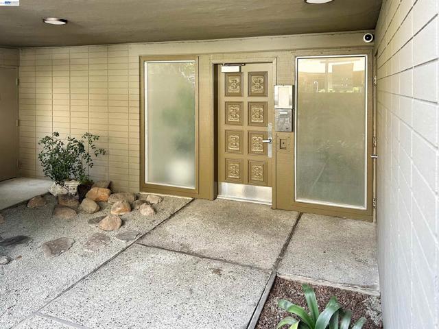 5335 Broadway Terrace, Oakland CA: https://media.crmls.org/mediaz/169a0327-10a1-43a4-84b4-77388865eaa6.jpg