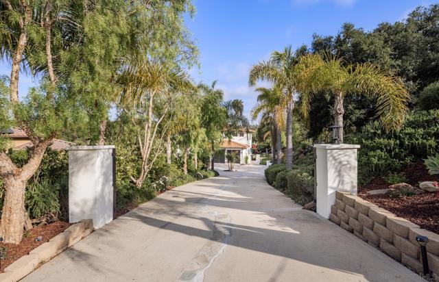 2815 Santa Fe Vista Ct, Encinitas CA: https://media.crmls.org/mediaz/169b755c-10b9-4c9e-b940-6ebaa81e4ced.jpg